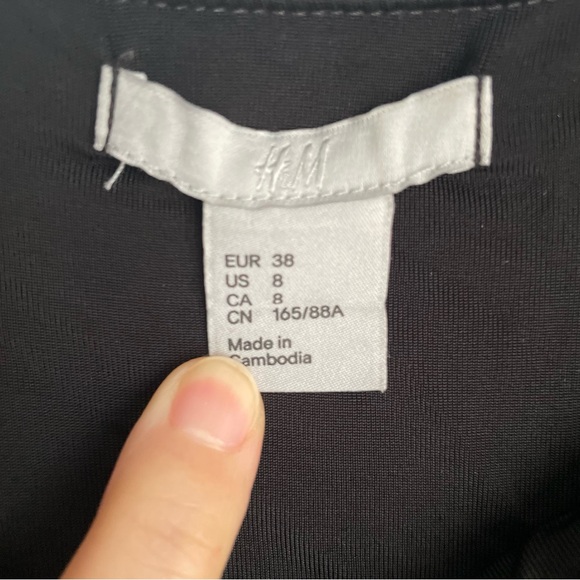 💗 NWOT H&M Black Draped Dress - Picture 3 of 7